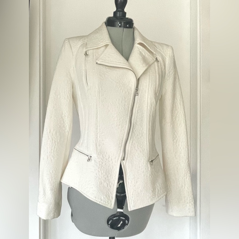 BCBGMax Azria fitted textured blazer, zipper details, white, silver, XXS, EUC